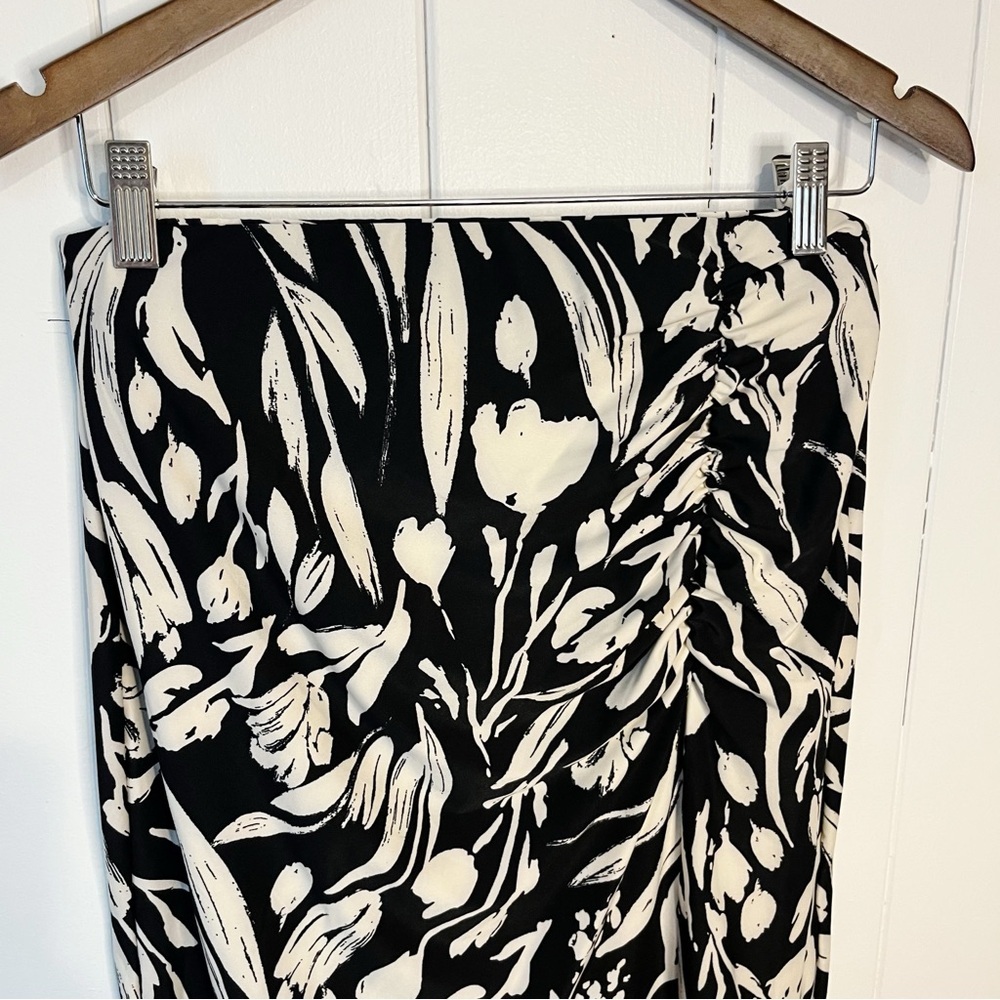 Suzy Shier Black and White Floral Top and Skirt Set. Size Medium. NWT. - Picture 3 of 12
